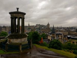 Dugald Stewart Monument, Edinburgh, Skotland i regnvejr