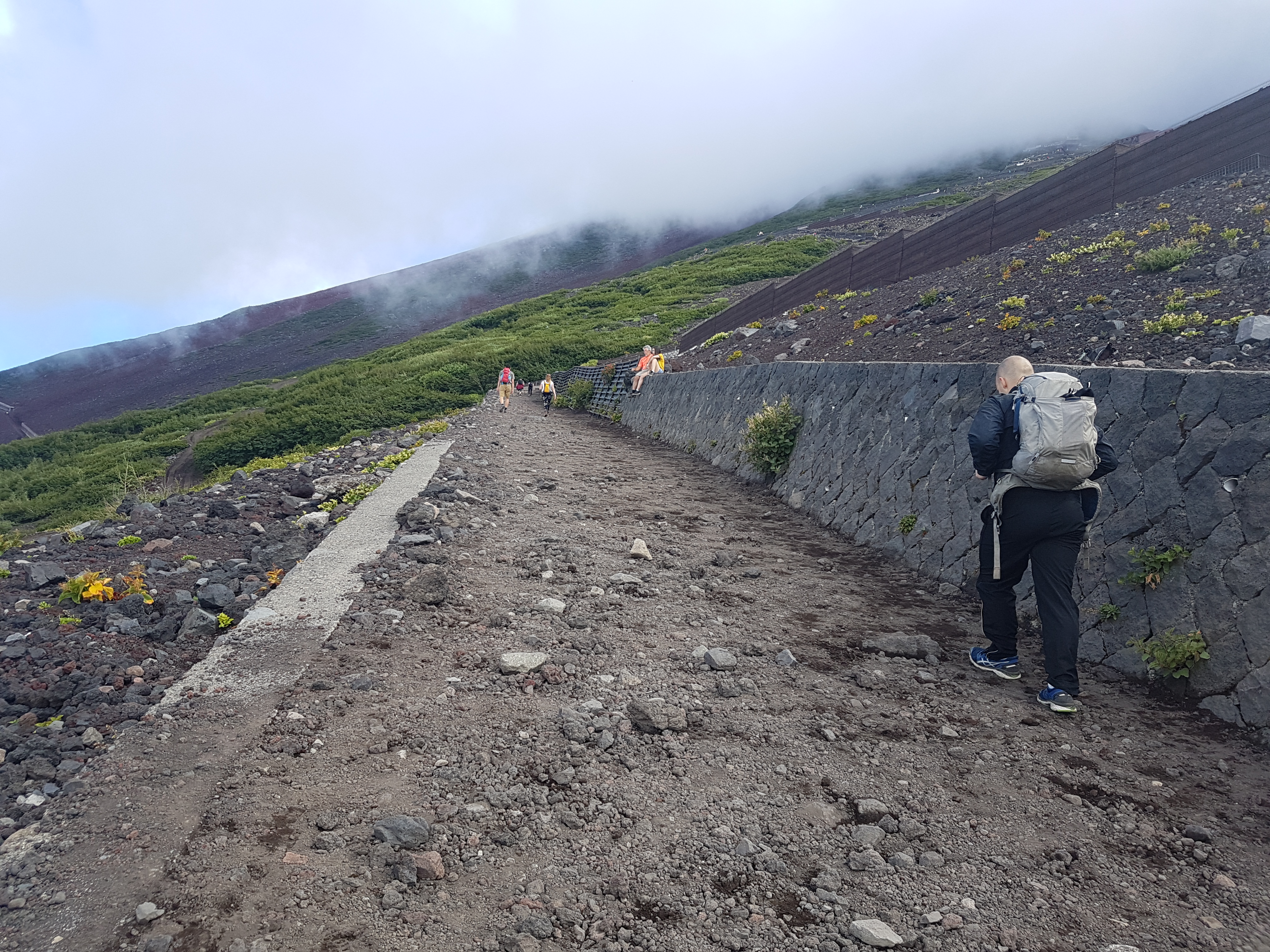 Dennis vandrer efter st. 6 på Mt Fuji