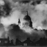 St. Paul's Cathedral under de tyske bombardementer, London, England